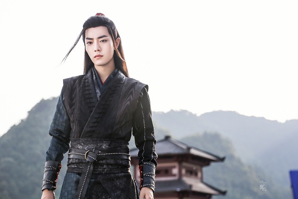 雖然《陳情令》已經完結好多年，但提到黑衣古裝美男，大家還是會忍不住想到肖戰在《陳情令》的造型！黑色是魏無羨的代表色，對應他修鬼道夷陵老祖的身份，唯一一套白衣造型就是在姑蘇藍家學藝的時候穿的，魏無羨的黑相對於藍忘機的白，一黑一白成為經典。