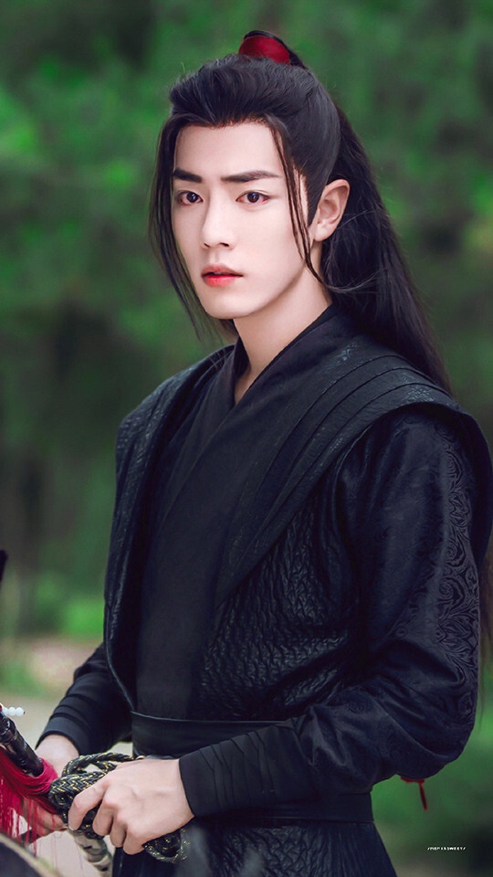 雖然《陳情令》已經完結好多年，但提到黑衣古裝美男，大家還是會忍不住想到肖戰在《陳情令》的造型！黑色是魏無羨的代表色，對應他修鬼道夷陵老祖的身份，唯一一套白衣造型就是在姑蘇藍家學藝的時候穿的，魏無羨的黑相對於藍忘機的白，一黑一白成為經典。