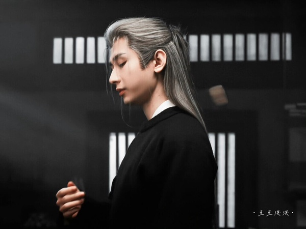 成毅自從《琉璃》之後就成為大家心目中的古裝美男，他的古裝扮相很耐看，而且氣質很仙。成毅在眾多古裝劇都有經典黑衣造型，像是《琉璃》是司鳳和璇璣一起去救被烏童劫走的玲瓏時，就換上了黑衣，帥得很出挑呢！
