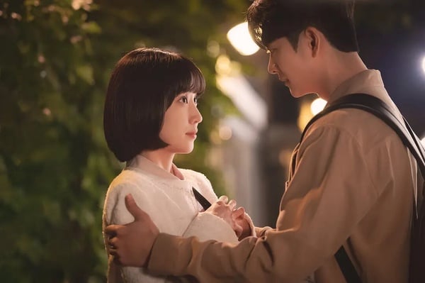比《21世紀大君》高評7部NETFLIX獲百想肯定韓劇！《妳和其餘的一切》好看，這部超神
