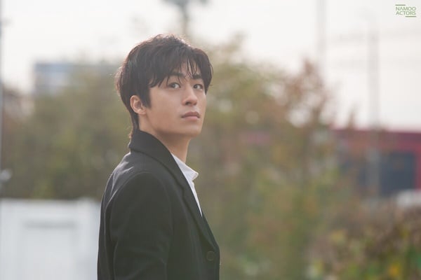 《努力克服自卑》具教煥10件事：與導演女友愛情長跑13年，因獨特嗓音被質疑「裝可愛」