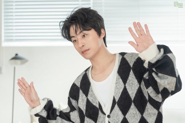 《努力克服自卑》具教煥10件事：與導演女友愛情長跑13年，因獨特嗓音被質疑「裝可愛」