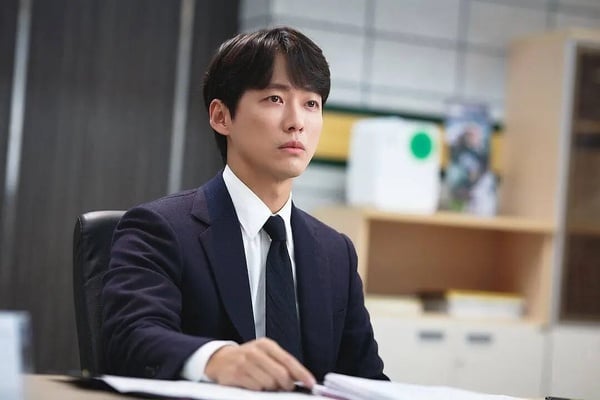 《我的王室死對頭》開播好評狂飆！8部「集就上癮」Netflix韓劇！這部確實欲罷不能