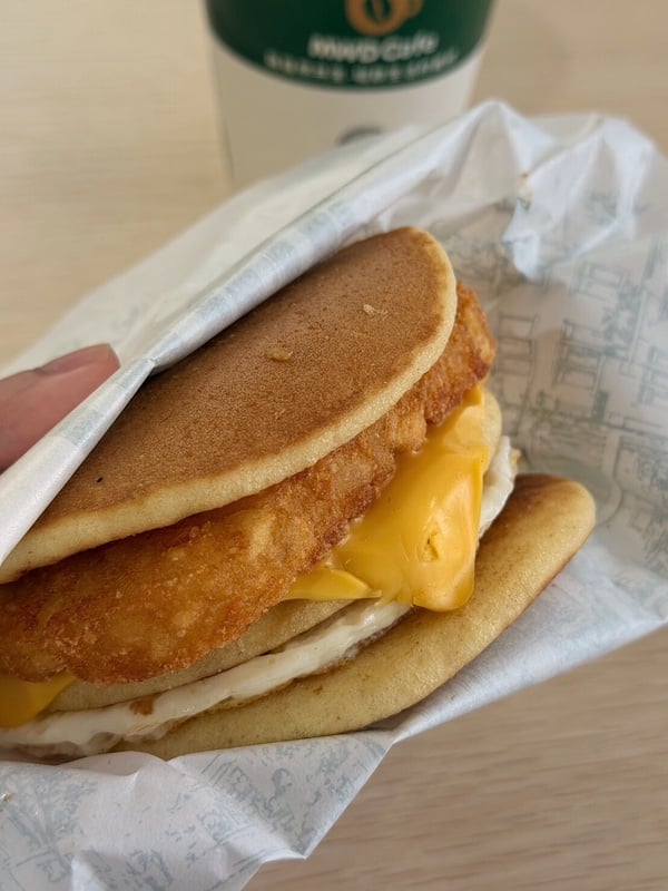 網友推薦「麥味登必吃早餐」：薯餅起司蛋鬆餅堡