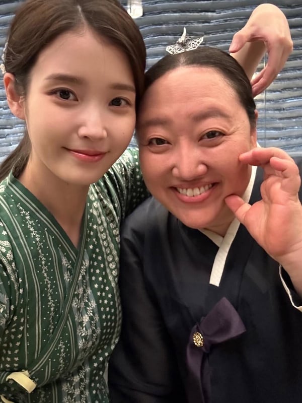 《21世紀大君夫人》5個幕後彩蛋！大妃老爸趙在允是IU狂粉，IU許願十年後再三搭邊佑錫
