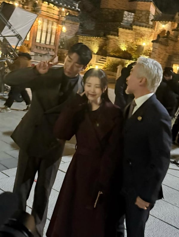《21世紀大君夫人》5個幕後彩蛋！大妃老爸趙在允是IU狂粉，IU許願十年後再三搭邊佑錫