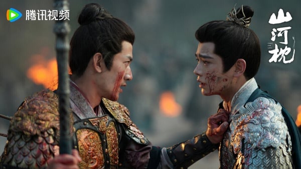 丁禹兮2025推出古裝劇《山河枕》，飾演少年將軍，《山河枕》劇集本身的評價不高，但丁禹兮的詮釋還是受好評的。《山河枕》丁禹兮飾演的衛韞本來是個意氣風發、無憂無慮的少年，天塌下來有哥哥頂著，然而一場戰役，衛家七子去，一子歸，只有衛韞活了下來。衛韞不得不一夜長大，撐起衛家。