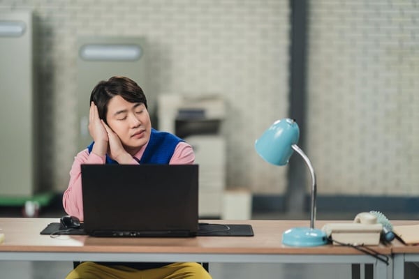 2026最流行的「低耗能社交」是什麼？平行追劇、互傳reels迷因，讓你輕鬆維持人際關係