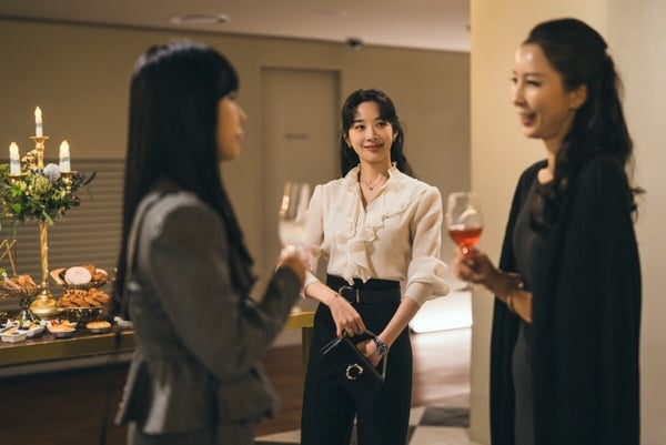 2026最流行的「低耗能社交」是什麼？平行追劇、互傳reels迷因，讓你輕鬆維持人際關係