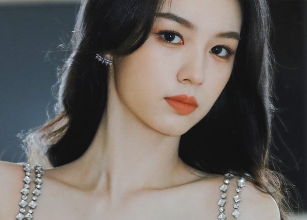 周也真的是大美女！周也一直都是95後公認的高顏值美女，她的五官勻稱，骨相極佳，沒有特別搶眼的部位，但組在一起就是好看。