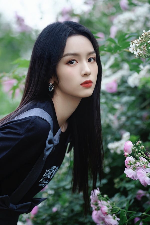 周也真的是大美女！周也一直都是95後公認的高顏值美女，她的五官勻稱，骨相極佳，沒有特別搶眼的部位，但組在一起就是好看。