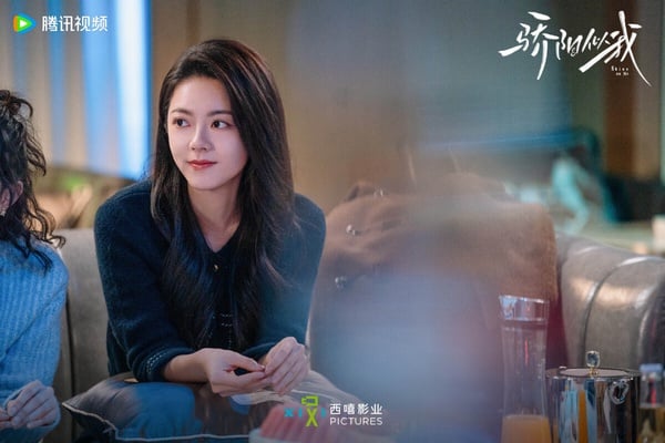 趙今麥是近年人氣上漲很快的00花，她被看好有望接棒趙露思、虞書欣，成為00花一代的TOP。趙今麥2022年懸疑劇《開端》的演技大受好評，近年又推出《驕陽似我》、《在暴雪時分》等多部偶像劇。