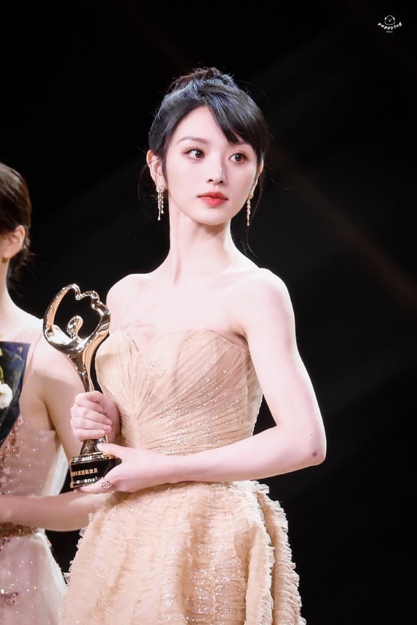 田曦薇2022年因古裝劇《卿卿日常》火速崛起，今年又憑《逐玉》人氣大漲。田曦薇是95花中公認的美人，其實早在《卿卿日常》走紅前，田曦薇就因為笑容很有治癒力，而成為小有人氣的甜妹。
