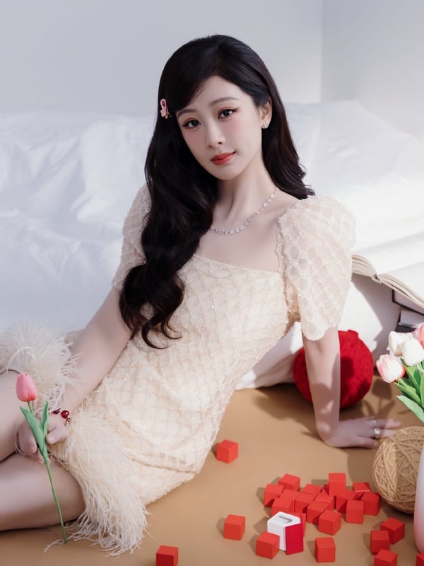 楊紫和迪麗熱巴同為90後的頂流小花代表，相對於迪麗熱巴走頂級大美女路線，楊紫是靠演技和觀眾緣取勝。楊紫的顏值在美女眾多的娛樂圈不是最突出的，她不是走一眼驚豔的美人路線，但觀眾緣很好。其實楊紫在許多紅毯、活動與其他女明星同框，曾被說顏值比想像中的高呢