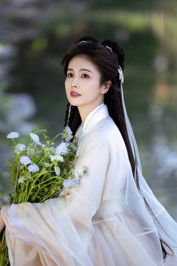 網友票選冠軍是白鹿！白鹿也是美女啊！白鹿長相小巧精緻，她的氣質介於英氣與甜美之間，可塑性很強。而且白鹿同樣是屬於很有觀眾緣的美女，她的美不會太具有強烈的攻擊性，能高冷、能甜美，也很適合各種英氣滿滿的造型。