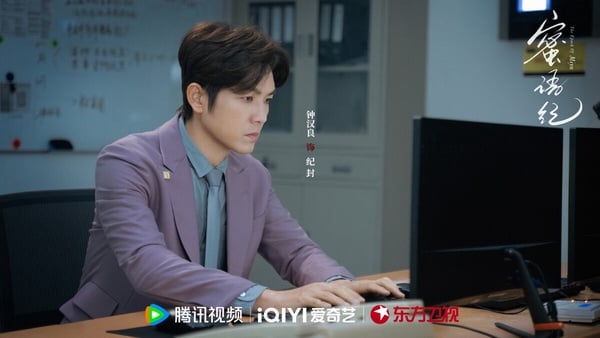 《蜜語紀》值得一看！這部劇最初不太被期待呢！酸民都吐槽鍾漢良、朱珠年紀大了還演偶像劇，還以為又是一部懸浮的霸總劇，沒想到追過之後讓人驚喜！《蜜語紀》用一句話總結就是「霸道總裁愛上當保潔的我」，劇情很狗血抓馬，但其實沒有那麼無腦。