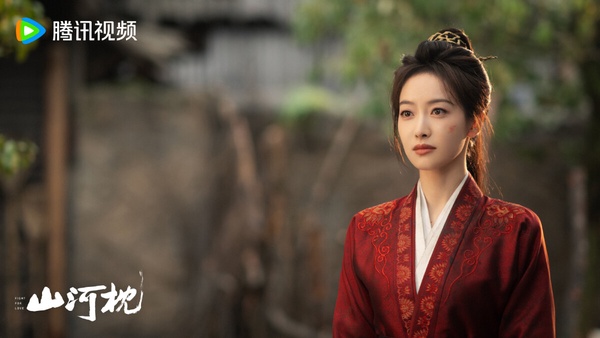 宋茜近年主演的古裝劇《山河枕》，劇中她飾演的楚瑜是將門之女，父親戰死沙場後，為查明真相，楚瑜以已逝大哥遺孀身份嫁入衛家。兩人在磨難中一步步靠近。