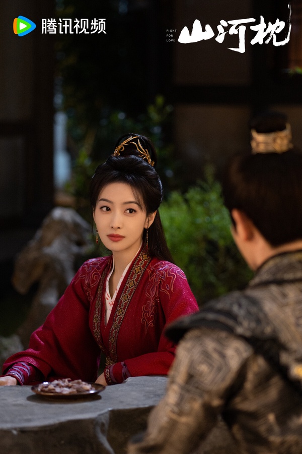 宋茜近年主演的古裝劇《山河枕》，劇中她飾演的楚瑜是將門之女，父親戰死沙場後，為查明真相，楚瑜以已逝大哥遺孀身份嫁入衛家。兩人在磨難中一步步靠近。