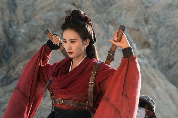 劉詩詩在古裝武俠劇《一念關山》有很多超美的紅衣造型，劇中劉詩詩飾演的任如意是一個冷臉女刺客，她原是安國朱衣衛最出色的前任左使，又美又颯的一批孤狼。