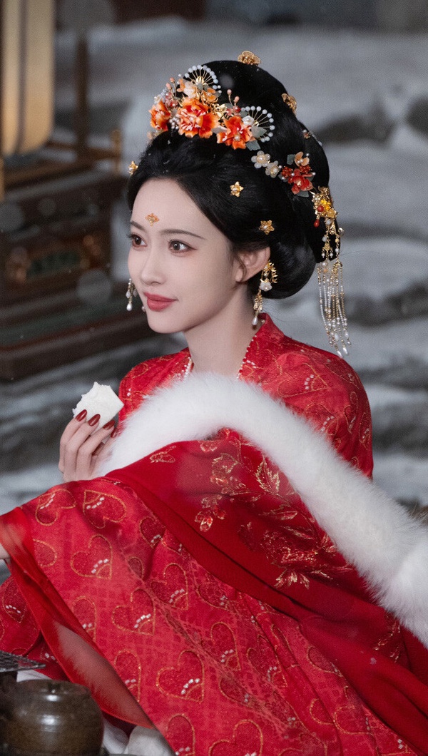 孟子義外型美豔，過去在《花琉璃軼聞》、《九重紫》的紅衣都很難忘，而最近引起討論的就是《尚公主》的造型了！這部劇找來《九重紫》CP孟子義和李昀銳二搭，從定角到拍攝討論度都很高，造型也讓人眼睛一亮。