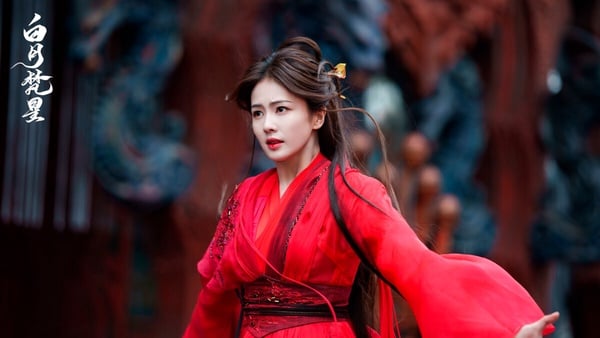 白鹿在好多部古裝劇都有紅衣造型，其中仙俠劇《白月梵星》的紅衣超級美！再搭配各種俐落的打戲，真的美得難忘！