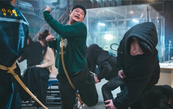 Netflix《超能路人甲》劇情、角色介紹：朴恩斌第1集就死掉，結局伏筆疑有「第二季」！