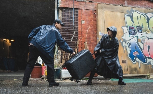 Netflix《超能路人甲》劇情、角色介紹：朴恩斌第1集就死掉，結局伏筆疑有「第二季」！