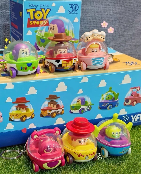 全家「玩具總動員小車吊飾」即日起開賣！三眼怪、熊抱哥、胡迪等全6款必收