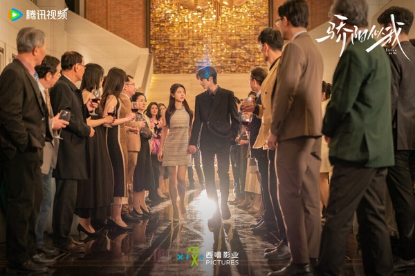 《驕陽似我》是顧漫的又一部小說改編劇，顧漫的劇確實都讓人百看不膩啊！《驕陽似我》一樣有《微微一笑很傾城》、《何以笙簫默》的酸甜愛情故事。還是顧漫風格的甜蜜，甜而不膩，有少女心滿滿的悸動，也有爽感十足的情節。《驕陽似我》除了愛情線，職場線和友情線也都有內容，也有爽感十足的情節，確實會讓人想反覆重看！