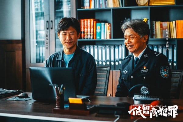 田曦薇以《逐玉》爆紅後，新劇《低智商犯罪》火速接檔！這是懸疑劇，講述脫離一線刑偵幾年的員警張一昂，因為省廳收到的匿名舉報信，被派往三江口調查案件。張一昂將偵查方向鎖定到當地富商周榮團伙，可蠢賊們層出不窮，蠢賊之間勾心鬥角的蝴蝶效應，反而助張一昂帶領的員警們屢建奇功。