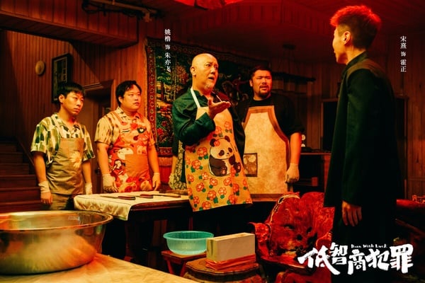 田曦薇以《逐玉》爆紅後，新劇《低智商犯罪》火速接檔！這是懸疑劇，講述脫離一線刑偵幾年的員警張一昂，因為省廳收到的匿名舉報信，被派往三江口調查案件。張一昂將偵查方向鎖定到當地富商周榮團伙，可蠢賊們層出不窮，蠢賊之間勾心鬥角的蝴蝶效應，反而助張一昂帶領的員警們屢建奇功。