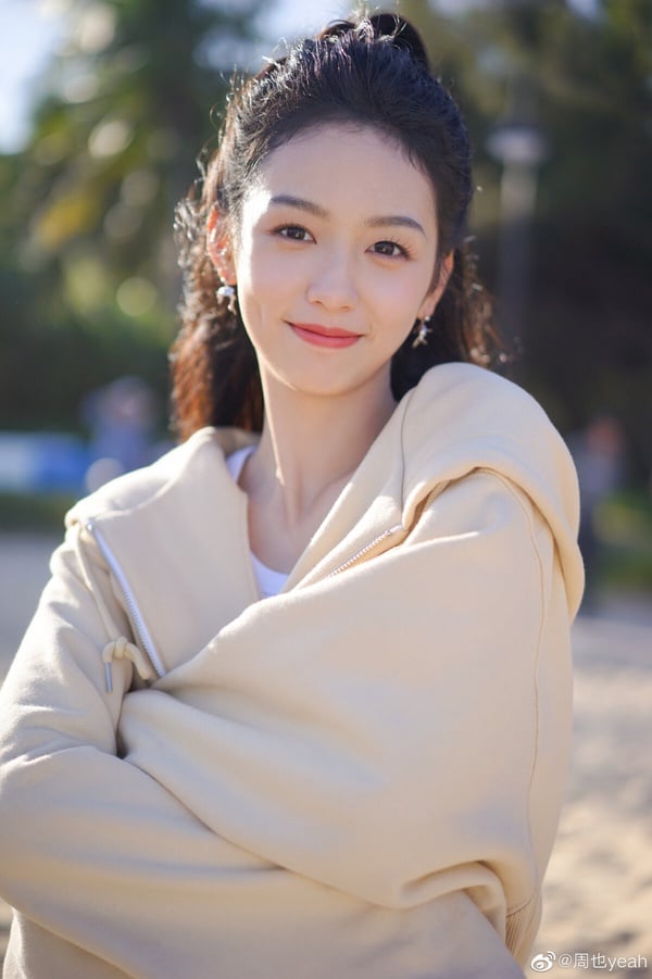 周也是95後公認的高顏值小花，近年主演不少大IP改編的陸劇，像是《錦月如歌》、《很想很想你》、《為有暗香來》等，都小有水花，但似乎就是沒有像趙露思《星漢燦爛》、虞書欣《蒼蘭絕》那樣爆火出圈。