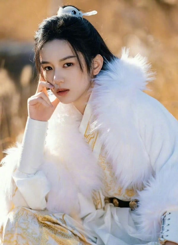周也是95後公認的高顏值小花，近年主演不少大IP改編的陸劇，像是《錦月如歌》、《很想很想你》、《為有暗香來》等，都小有水花，但似乎就是沒有像趙露思《星漢燦爛》、虞書欣《蒼蘭絕》那樣爆火出圈。