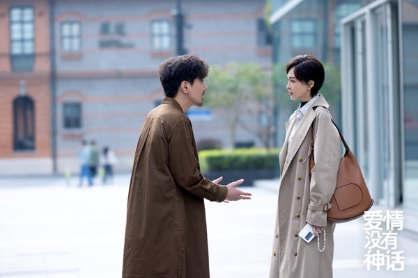 《愛情沒有神話》和劉亦菲《玫瑰的故事》、楊紫《承歡記》一樣改編自亦舒的小說，一樣是講都市男女的種種議題。劇中林展翹與何韓既是工作夥伴又是戀人，價值觀不同，導致兩人有分歧。這部劇評價比較兩極，喜歡的人覺得劇中對於「愛人兼工作夥伴」的探討很有意思，不喜歡的人則認為又是一部尷尬懸浮的職場劇。不過《愛情沒有神話》製作質感不差，豆瓣評分6.9。