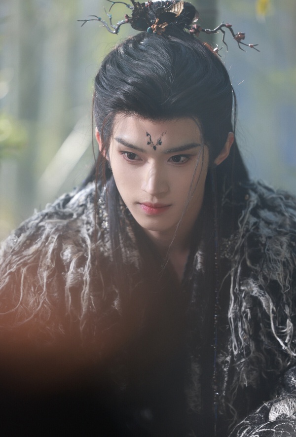 閆桉也是近年竄起來的古裝男神，他本來是男團出身，後來主演郭敬明的《大夢歸離》、《嫁金釵》，超帥的古裝初戀臉讓他聲勢大漲。下一部劇《嫁金釵》已經演到了田曦薇的男主角了。