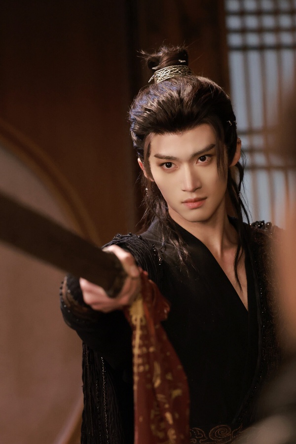 閆桉也是近年竄起來的古裝男神，他本來是男團出身，後來主演郭敬明的《大夢歸離》、《嫁金釵》，超帥的古裝初戀臉讓他聲勢大漲。下一部劇《嫁金釵》已經演到了田曦薇的男主角了。