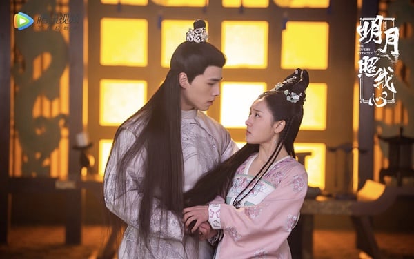 《明月照我心》是典型的「先婚後愛」甜劇，男主方逸倫近年出現在楊洋《雨霖鈴》、劉詩詩《一念關山》演男配。劇中汐月公主李明月和北宣資王李謙被迫和親，兩人互看不順眼，但李謙發現明月的催眠術能幫助他喚回失去的記憶，兩人因此訂下契約婚姻，上演高糖的先婚後愛戀情。