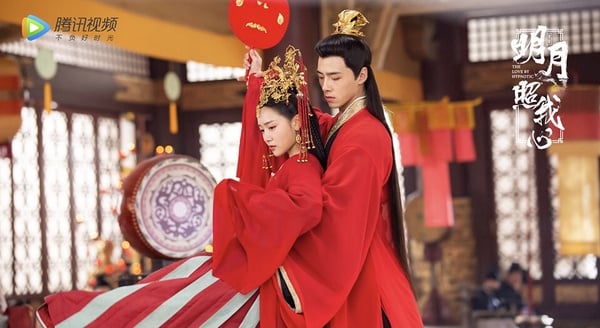《明月照我心》是典型的「先婚後愛」甜劇，男主方逸倫近年出現在楊洋《雨霖鈴》、劉詩詩《一念關山》演男配。劇中汐月公主李明月和北宣資王李謙被迫和親，兩人互看不順眼，但李謙發現明月的催眠術能幫助他喚回失去的記憶，兩人因此訂下契約婚姻，上演高糖的先婚後愛戀情。