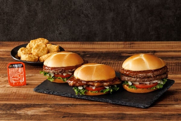 麥當勞聯名「胡同燒肉」5/27開賣！炭燒秘醬堡、炭燒秘醬雞塊沾醬必吃還有捲捲薯條回歸