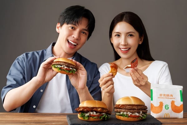 麥當勞聯名「胡同燒肉」5/27開賣！炭燒秘醬堡、炭燒秘醬雞塊沾醬必吃還有捲捲薯條回歸