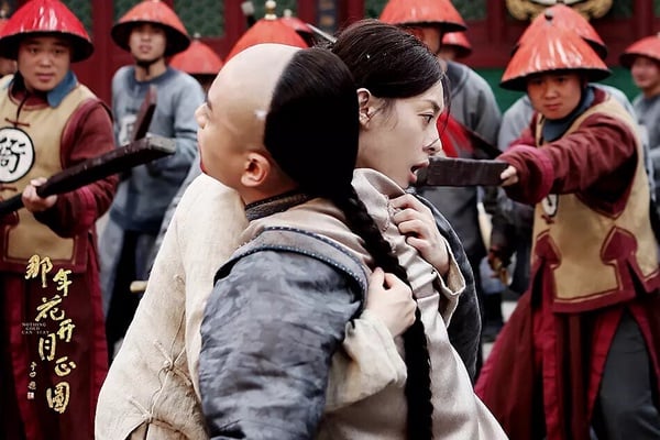 孫儷主演的《那年花開月正圓》是很經典的大女主經商劇！這部劇還結合宅鬥，是原創劇本呢！以真實人物，清末出身民間的陝西女首富周瑩而編寫的傳記型電視劇。周瑩本來跟著養父四處流浪，後來被賣到沈家當丫頭，意外被吳家大少爺吳聘所救。後來周瑩為了救吳聘，嫁入吳家沖喜，成了吳家夫人。