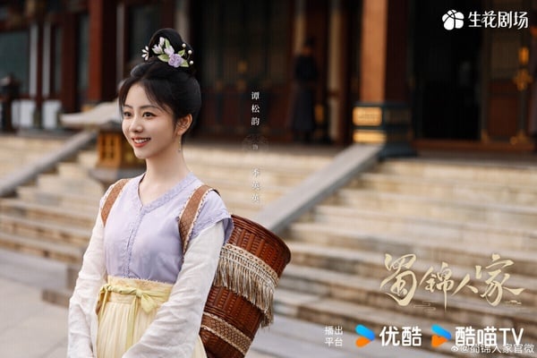 譚松韻《蜀錦人家》和楊紫《國色芳華》、趙露思《珠簾玉幕》是同期拍攝的大女主經商劇，相較於其他兩部的高話題，《蜀錦人家》播得比較默默，劇情套路沒有特別突出的地方，不過劇荒還是可以一看。