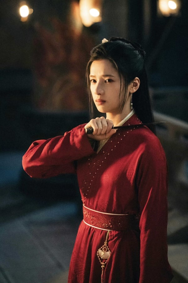 張婧儀在《藏海傳》飾演的香暗荼是一個英氣颯爽的俠女，她表面上是京城情報機構「枕樓」的老闆，實為冬夏國質子公主。
