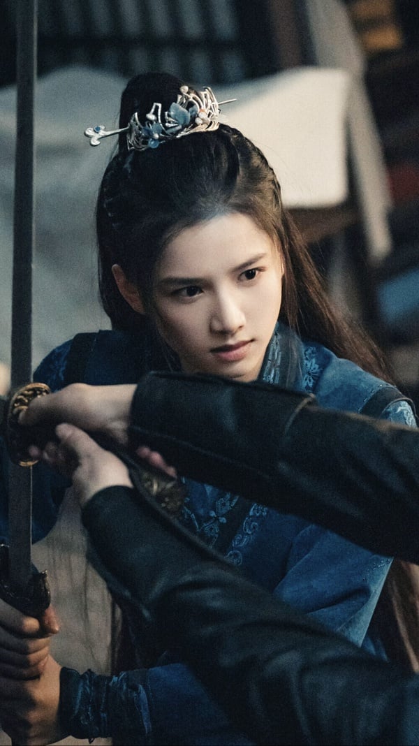 張婧儀在《藏海傳》飾演的香暗荼是一個英氣颯爽的俠女，她表面上是京城情報機構「枕樓」的老闆，實為冬夏國質子公主。