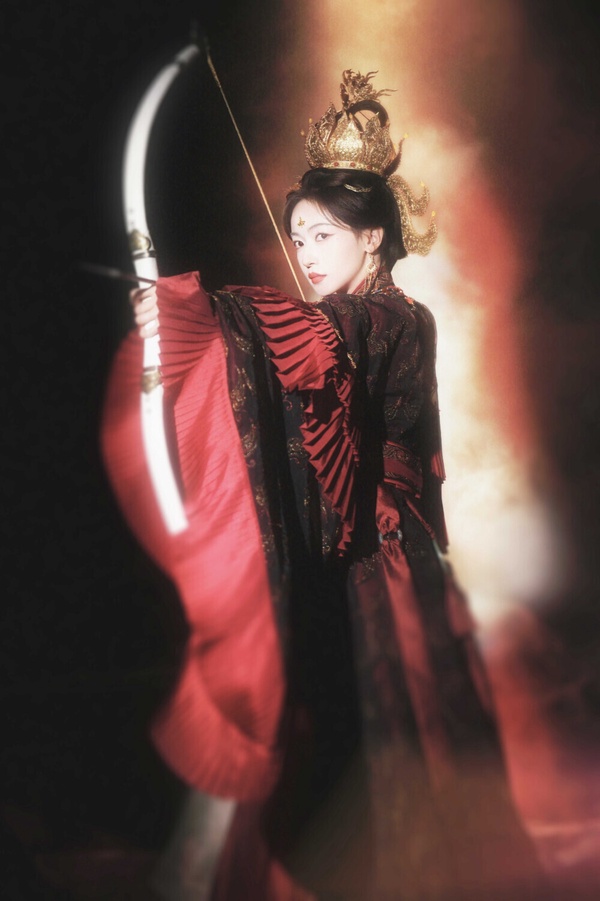 吳謹言在新劇《鳳不棲》要演女俠！改編自天下歸元的小說《帝凰》，以分裂為四國的亂世為背景，找來吳謹言、魏哲鳴搭檔。吳謹言演女俠還滿有新鮮感的！