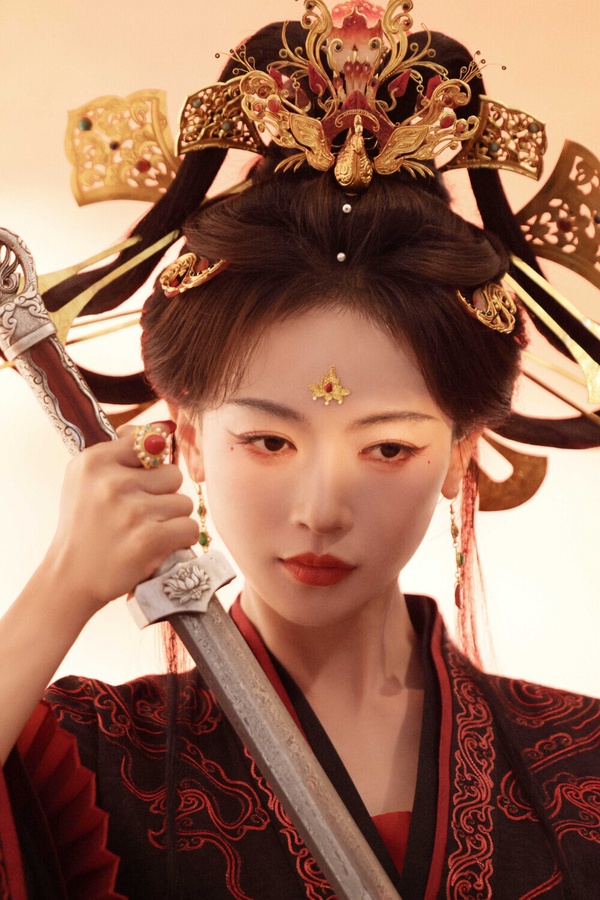 吳謹言在新劇《鳳不棲》要演女俠！改編自天下歸元的小說《帝凰》，以分裂為四國的亂世為背景，找來吳謹言、魏哲鳴搭檔。吳謹言演女俠還滿有新鮮感的！