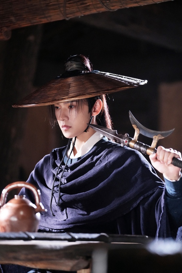 楊洋近年開始演了比較多古裝劇，最近在武俠劇《雨霖鈴》又一次帥出新高度！楊洋在《雨霖鈴》飾演江湖第一高手展昭，被仁宗皇帝親封為御前四品帶刀護衛，同時也是個江湖俠客。