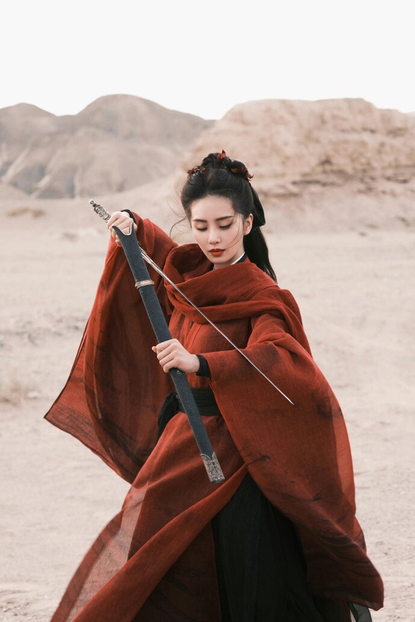 劉詩詩其實在很多古裝劇都演過女俠客，近年比較讓人印象深刻的是《一念關山》任如意。這是劉詩詩時隔多年又推出的古裝劇，任如意原是安國朱衣衛最出色的前任左使，也是天下第一刺客。她武功高強、堅毅勇敢，是又美又颯的一批孤狼。後來結識寧遠舟等人後，這位一向獨來獨往的美女刺客，也逐漸展現溫暖的一面。