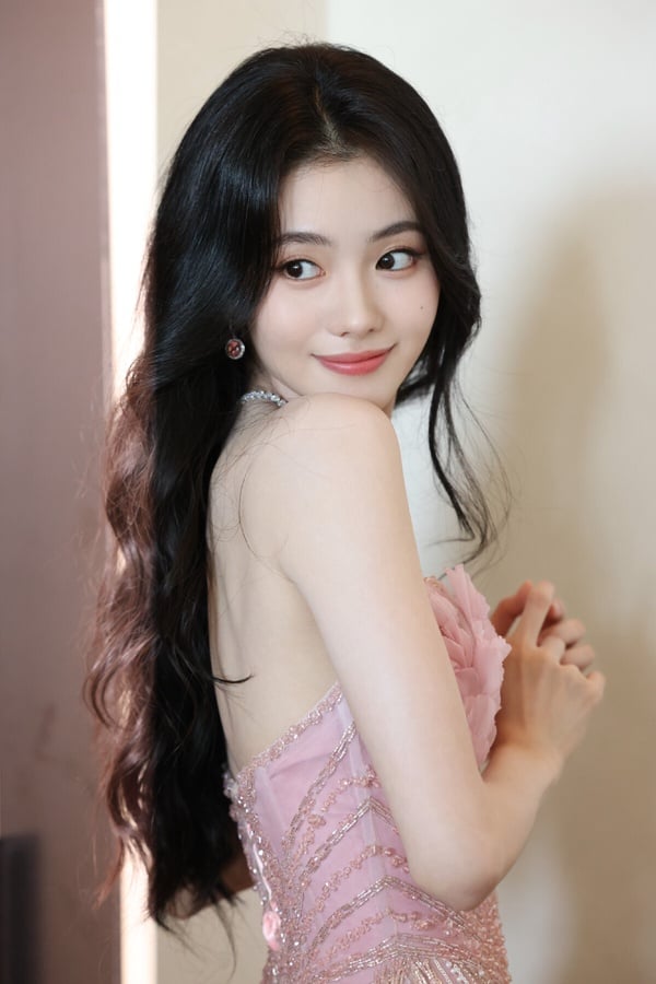 劉浩存的路人緣評價很兩極，不過確實是美的！劉浩存每每出席活動，很多人都忍不住感嘆她好看。她長相是有辨識度的，清純小白花的外型很有特點，是很有故事感的長相。