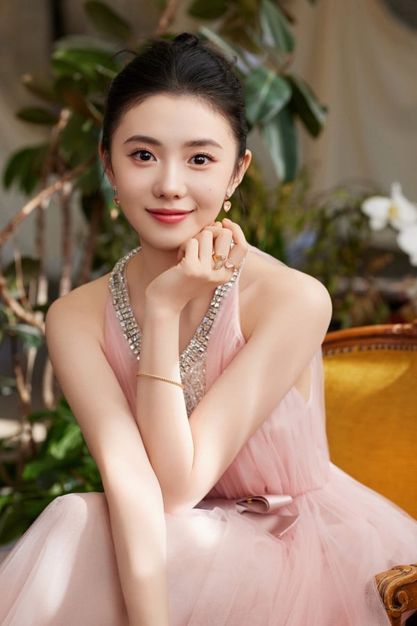 劉浩存的路人緣評價很兩極，不過確實是美的！劉浩存每每出席活動，很多人都忍不住感嘆她好看。她長相是有辨識度的，清純小白花的外型很有特點，是很有故事感的長相。